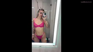 A butt so fine, it deserves its own spotlight